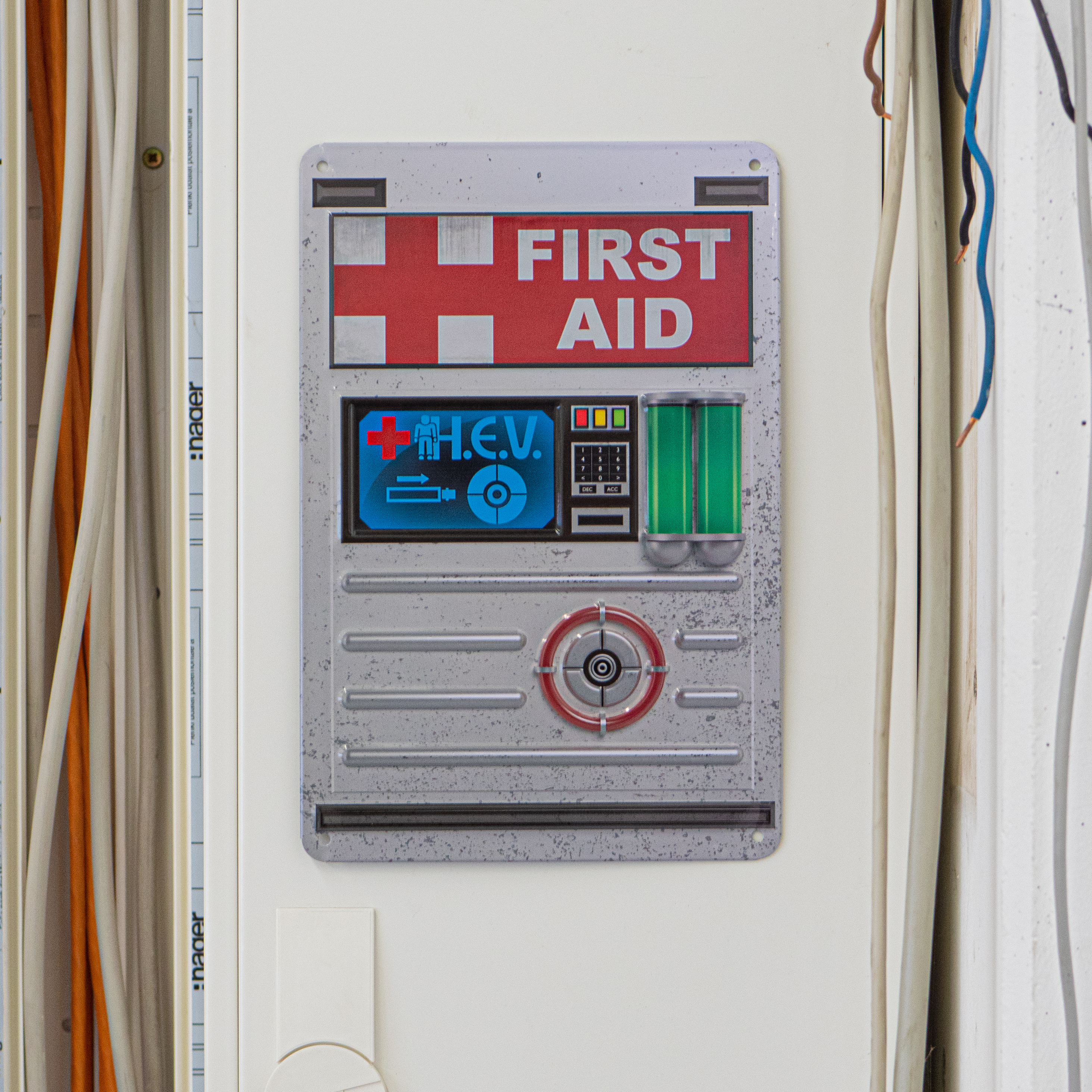 getDigital Blechschild Health Charger inspiriert durch Half Life – Metallschild, Dekoschild, Wandschild, Poster aus Metall für Geeks & Gamer – 20 x 30,3 cm, Weißblech