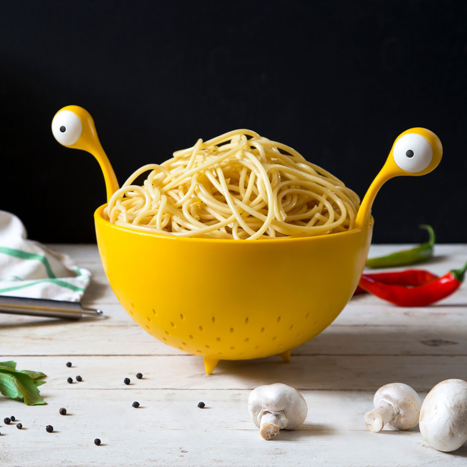 OTOTO Spaghetti Monster – Nudeln Abtropfsieb mit Griff für Gemüse, Obst – Nudelsieb Maße 31x21x19 cm – Küchensieb Kunststoff Ohne BPA – Seiher für die Küche – Reis Sieb Spülmaschinenfest