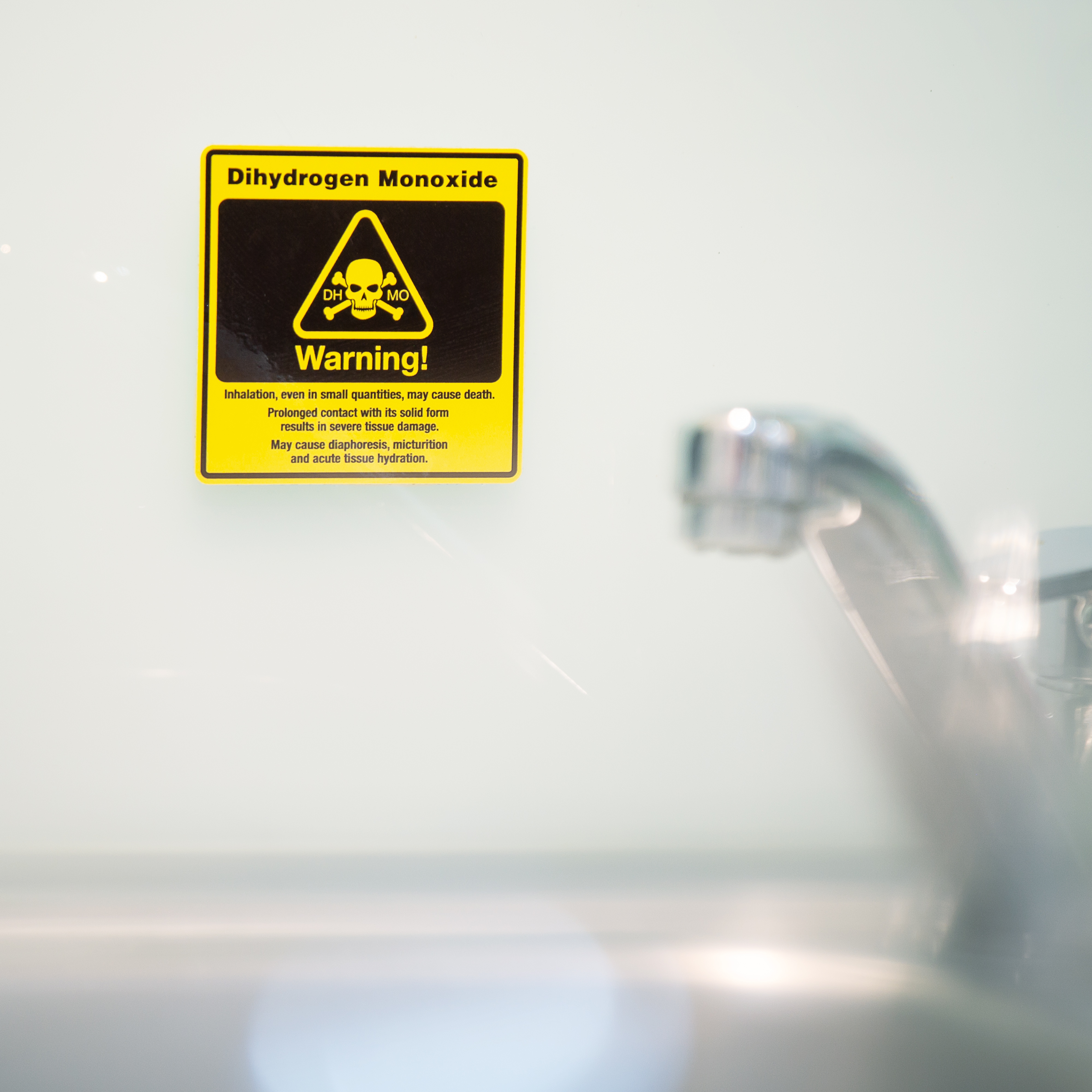 getDigital Dihydrogenmonoxid H2O Aufkleber – Chemie Geek Sticker mit DHMO Wasser Warnlabel – 9,7 x 9,7 cm