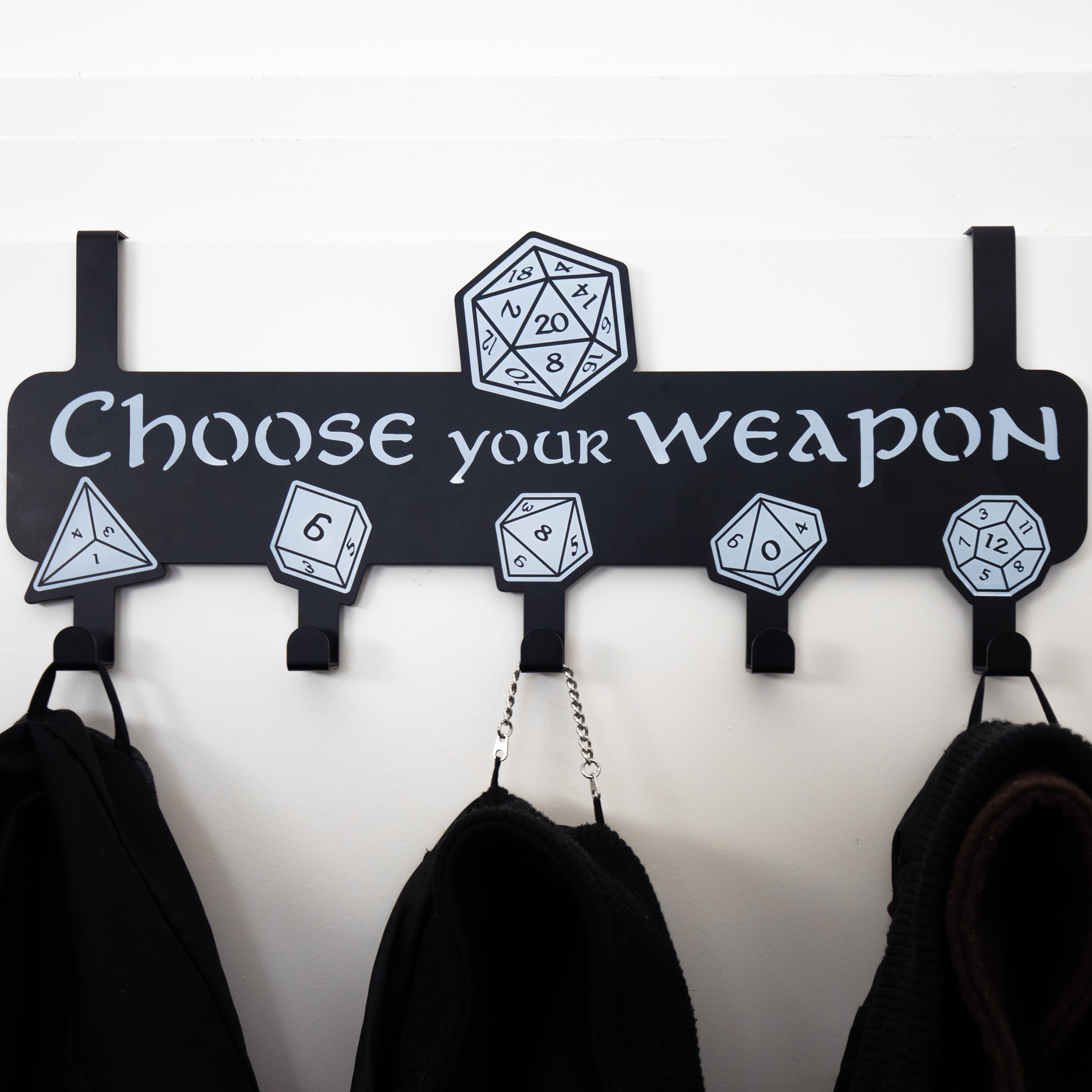 getDigital Türgarderobe Choose Your Weapon – Garderobenleiste Rostfreier Stahl 5 Kleiderhaken – RPG Deko für Rollenspieler – Schwarz, 39 x 13,3 cm