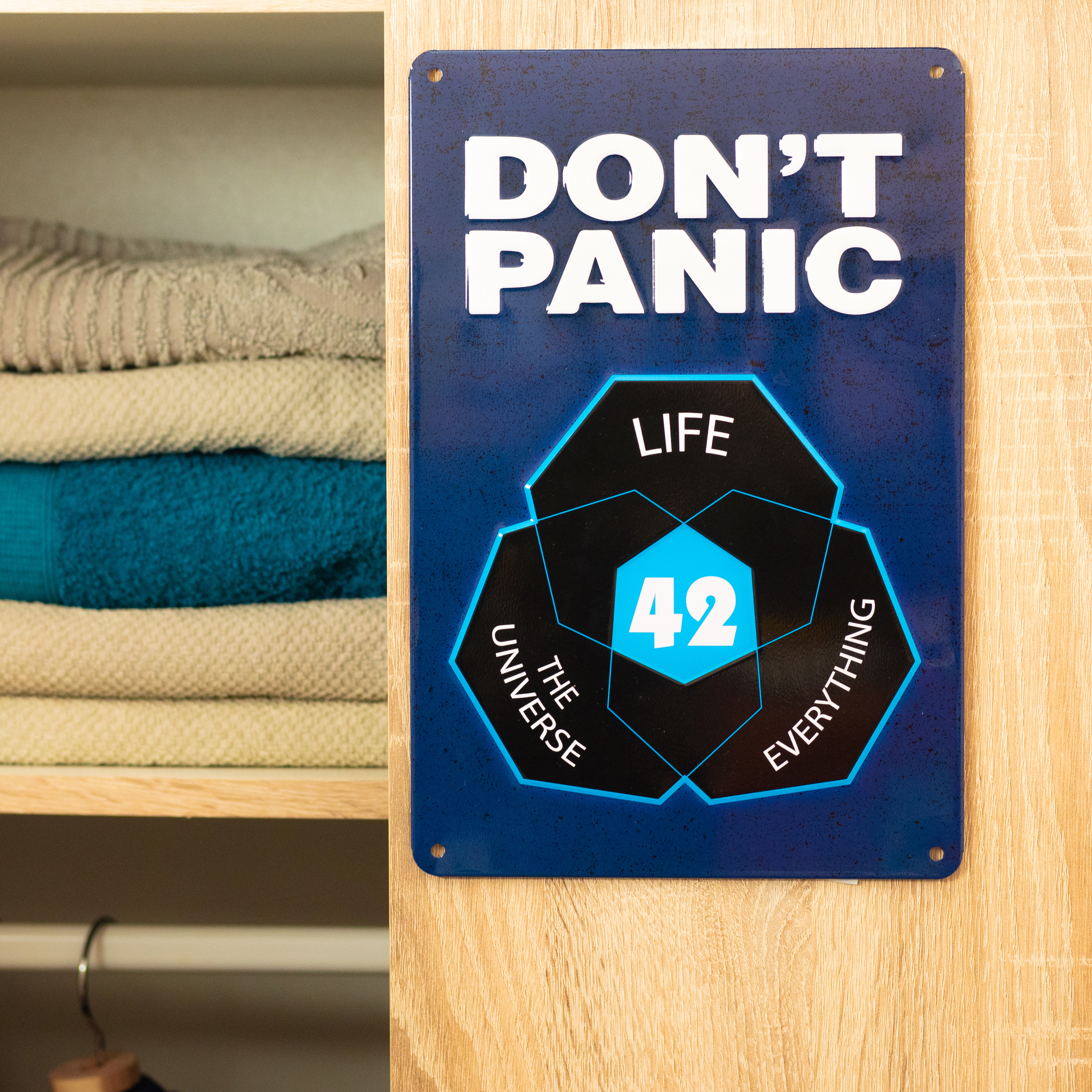 getDigital Blechschild Don´t Panic 42 – Metallschild, Dekoschild, Wandschild, Poster aus Metall für Geeks & Nerds – 20 x 30,3 cm, Weißblech