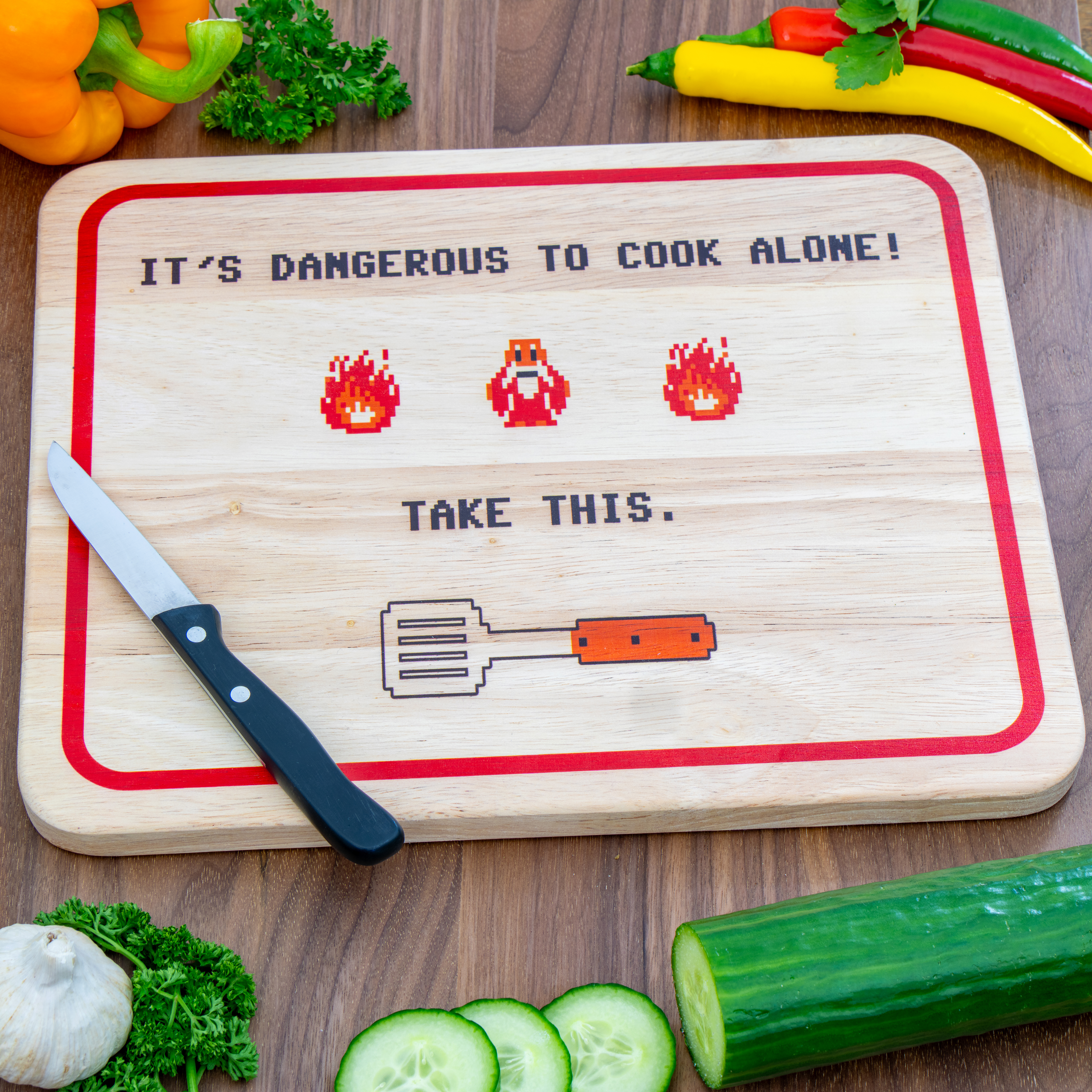 getDigital Schneidebrett Dangerous to cook alone – Servierplatte Holzbrett mit Gaming Motiv It’s dangerous to go alone – Unbehandeltes Buchenholz, 30 x 25 x 2 cm