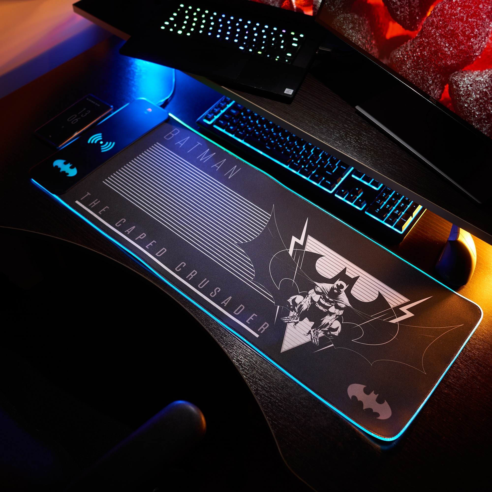 DC Comics Batman XL RGB Gaming-Mauspad mit 15W kabellosem Ladegerät | Anpassbare LED, rutschfest, wasserabweisend